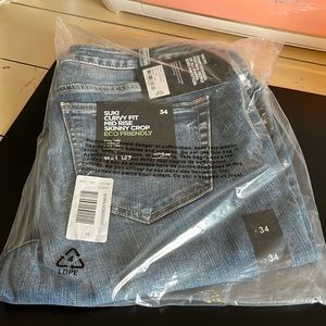 Woman’s skinny crop jeans